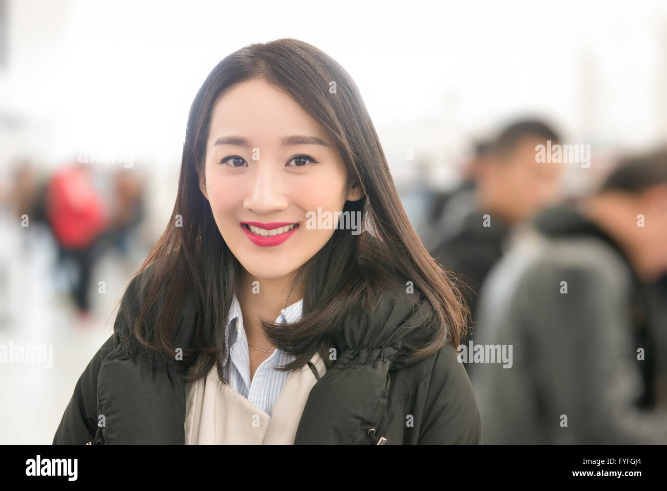 Imprenditrice presso la stazione della metropolitana Foto Stock