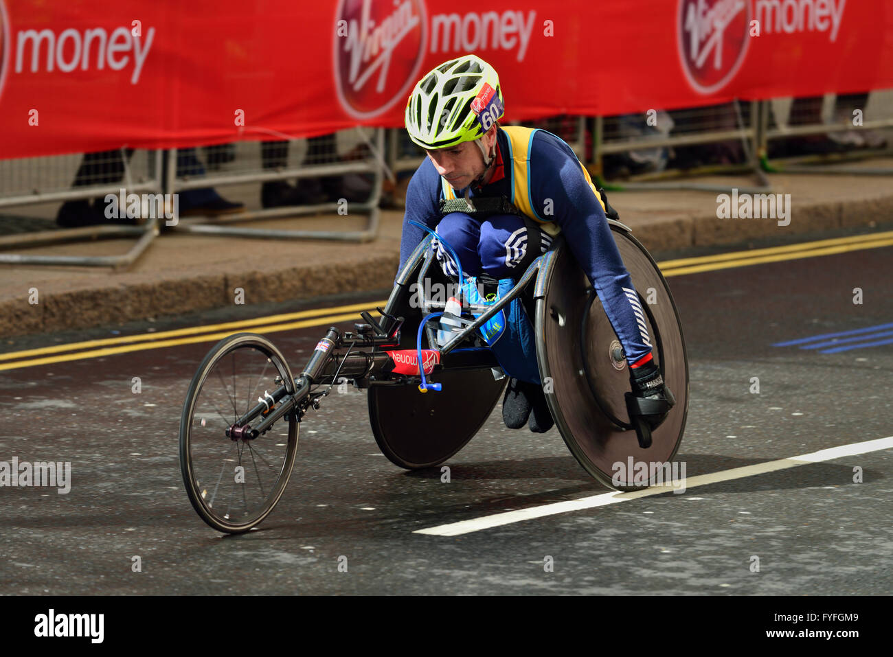 Sedia a rotelle concorrente, 2016 denaro Virgin London Marathon, Canary Wharf, London, Regno Unito Foto Stock