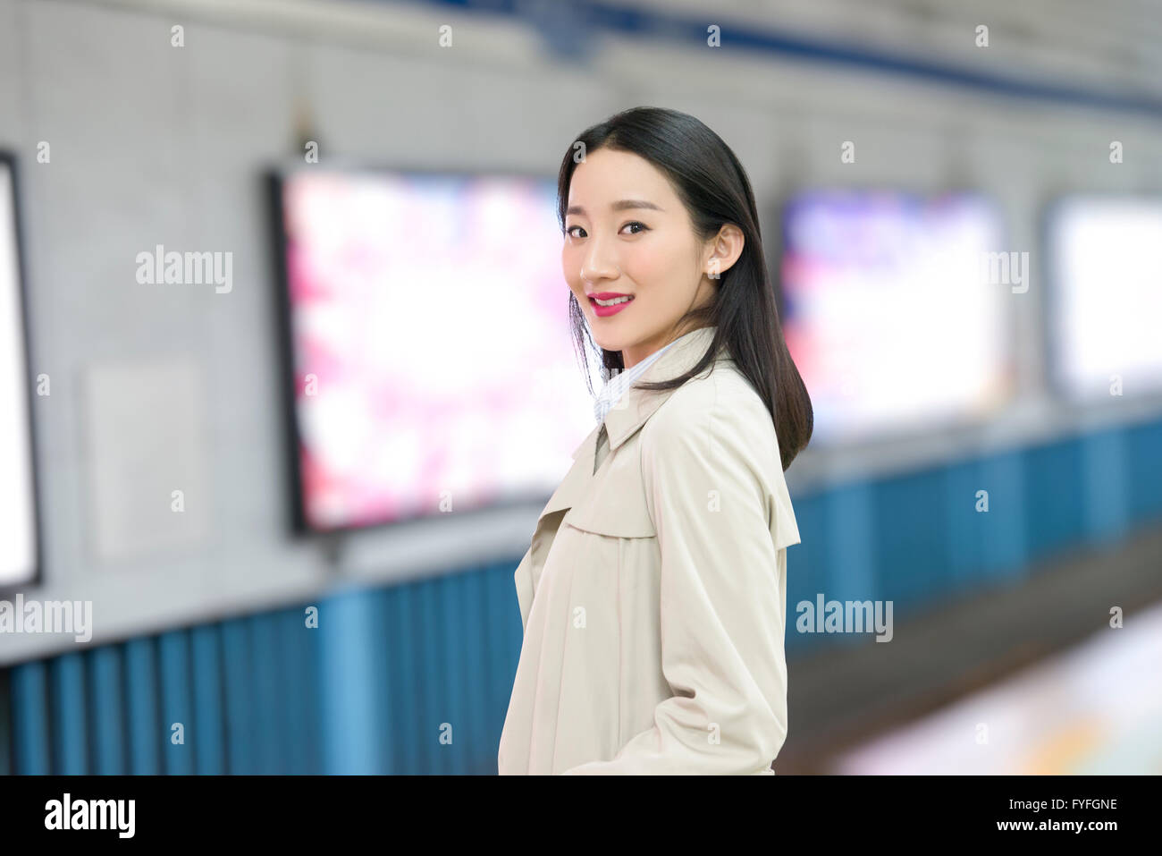 Imprenditrice presso la stazione della metropolitana Foto Stock