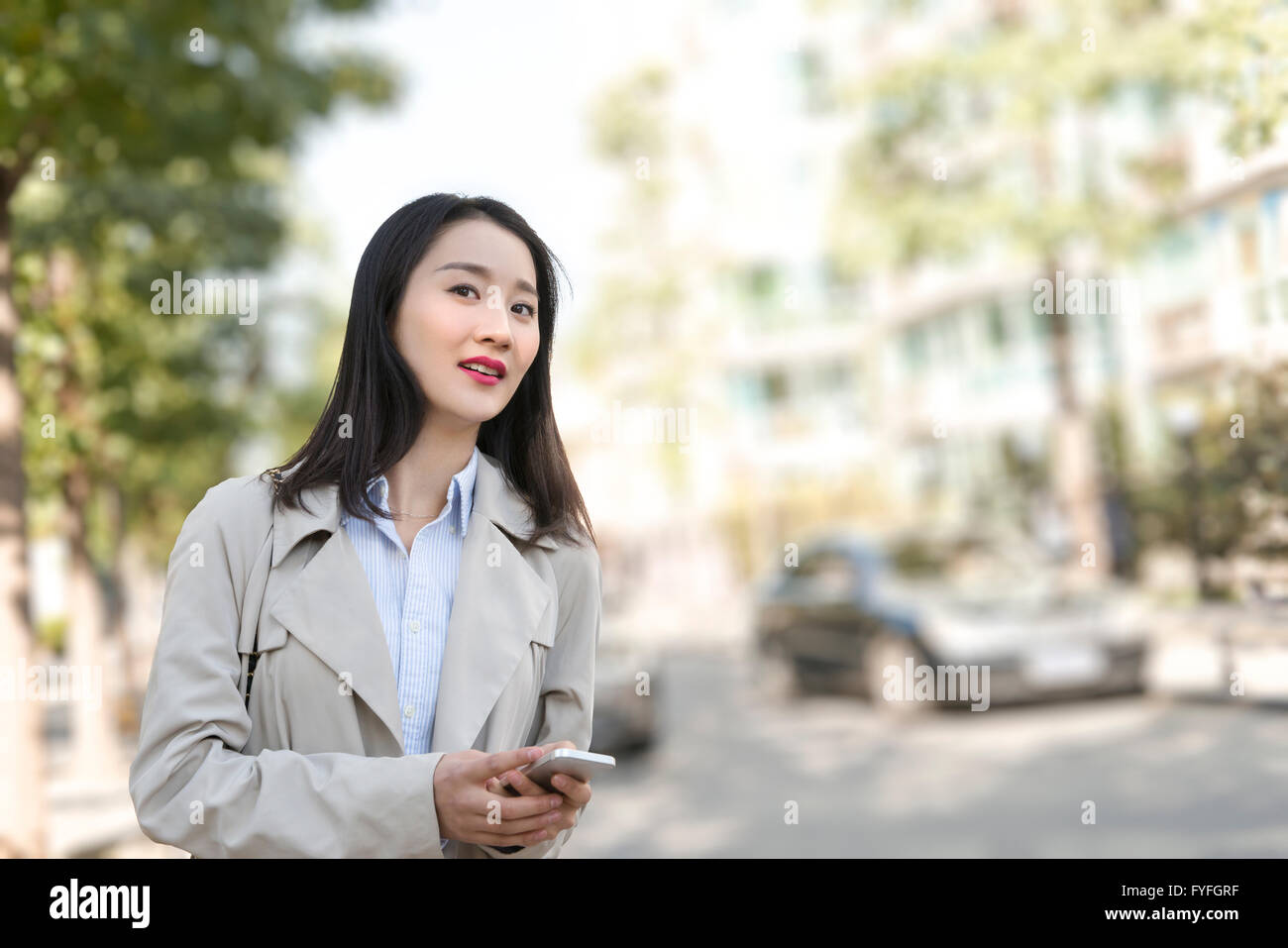 Giovane imprenditrice utilizzando Uber Foto Stock