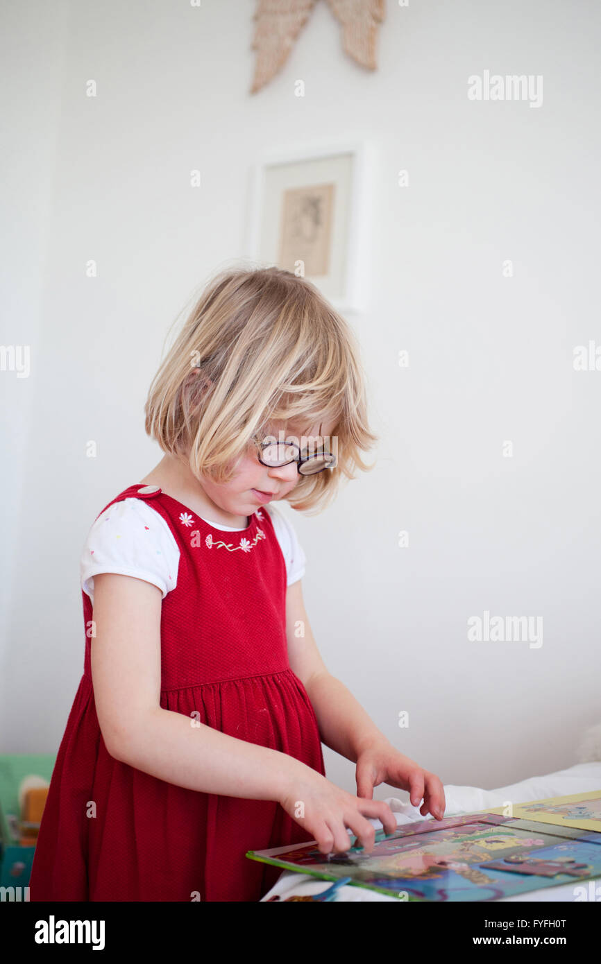 Ragazza che gioca nella sua camera da letto Foto Stock