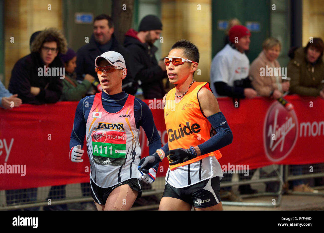 Impared visivamente il concorrente con guida, 2016 Vergine denaro maratona di Londra, London, Regno Unito Foto Stock