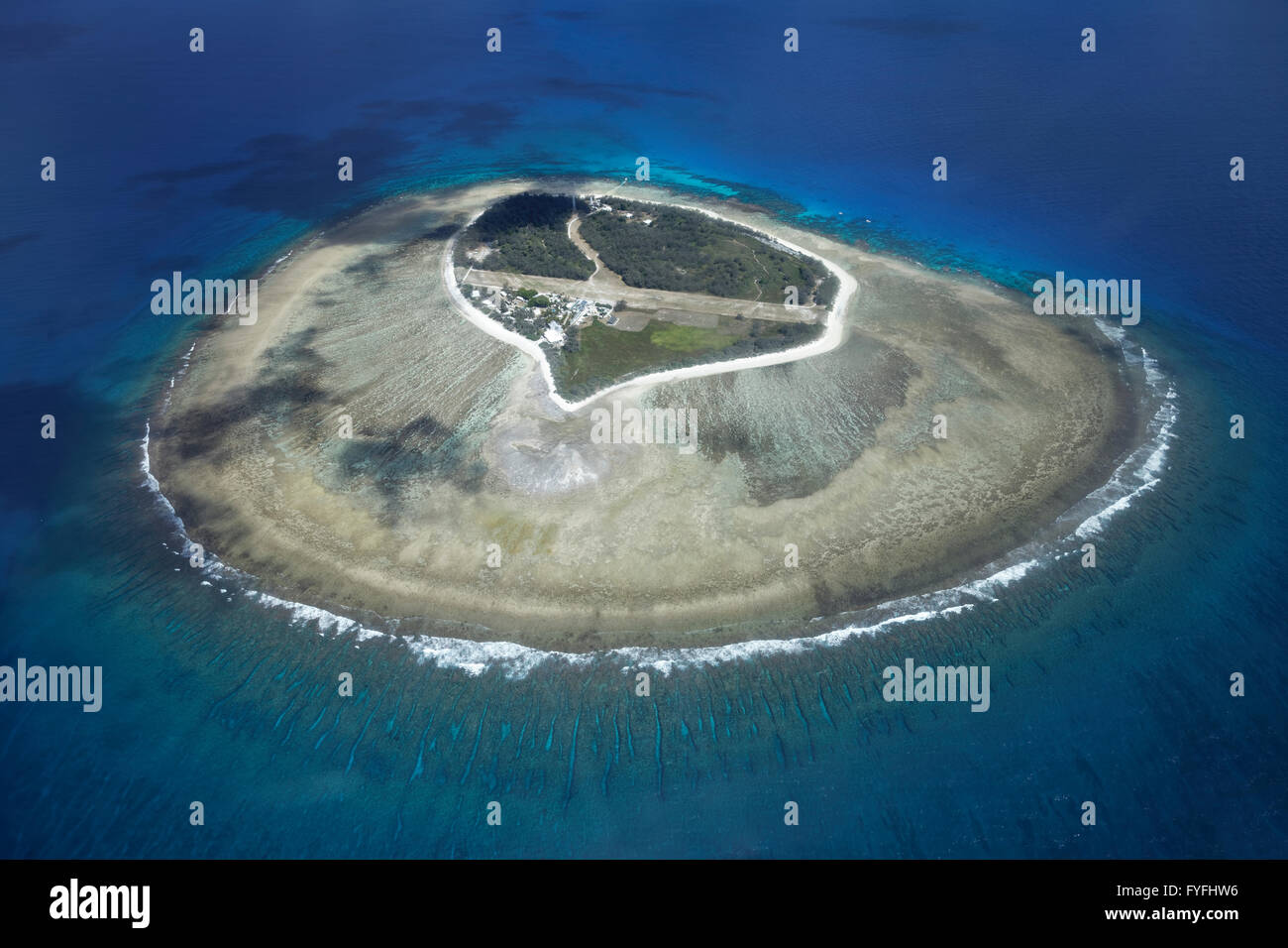 Barriera corallina intorno a piccola isola con pista, Lady Elliot Island, Queensland, Pacifico, Australia Foto Stock