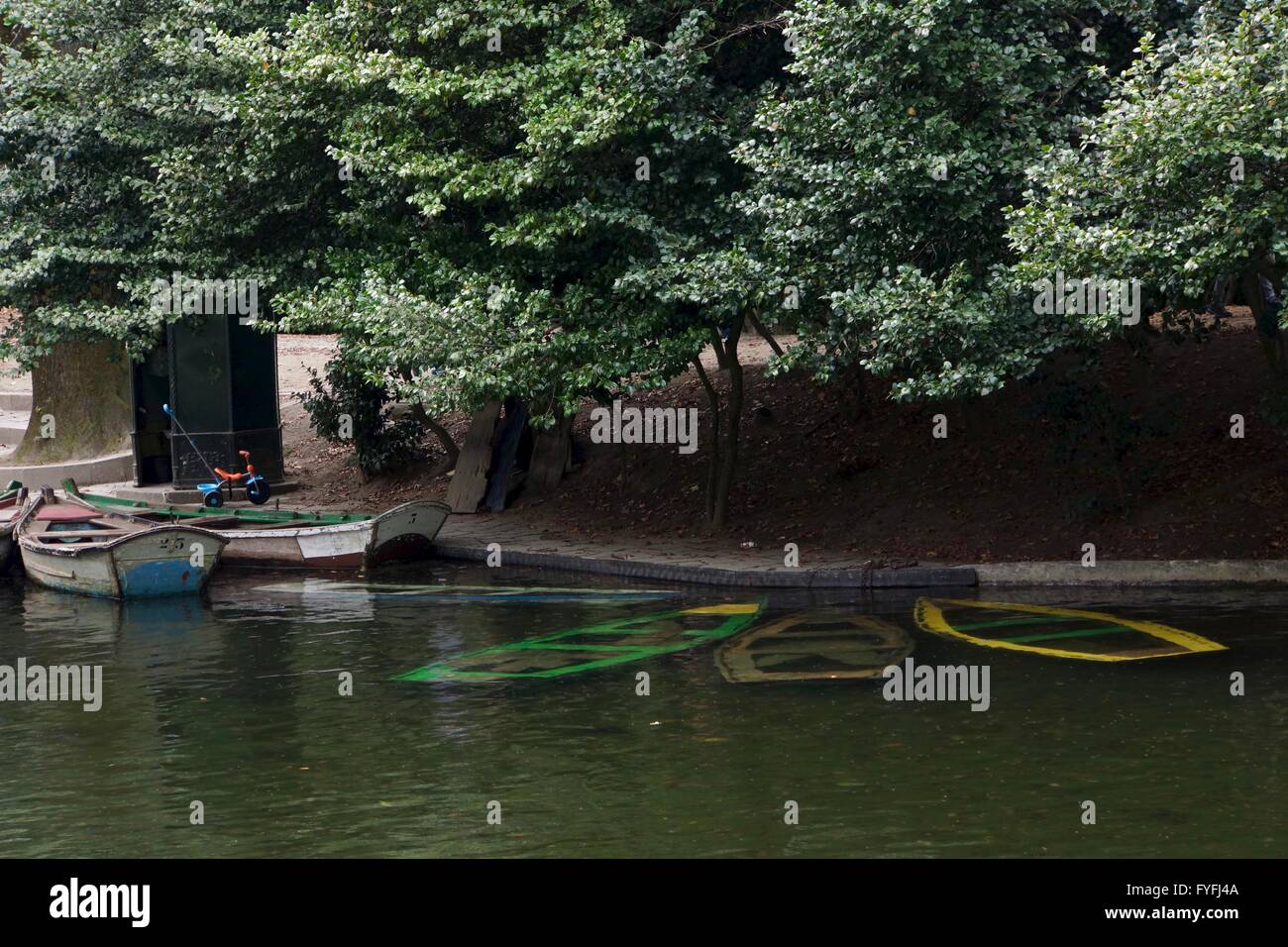 Barche rientrante in un stagno Foto Stock