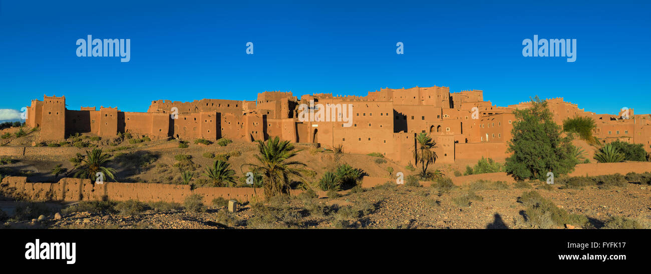 Mattone di fango kasbah Taourirt, Sito Patrimonio Mondiale dell'UNESCO, Ouarzazate, provincia di Ouarzazate, Marocco Foto Stock