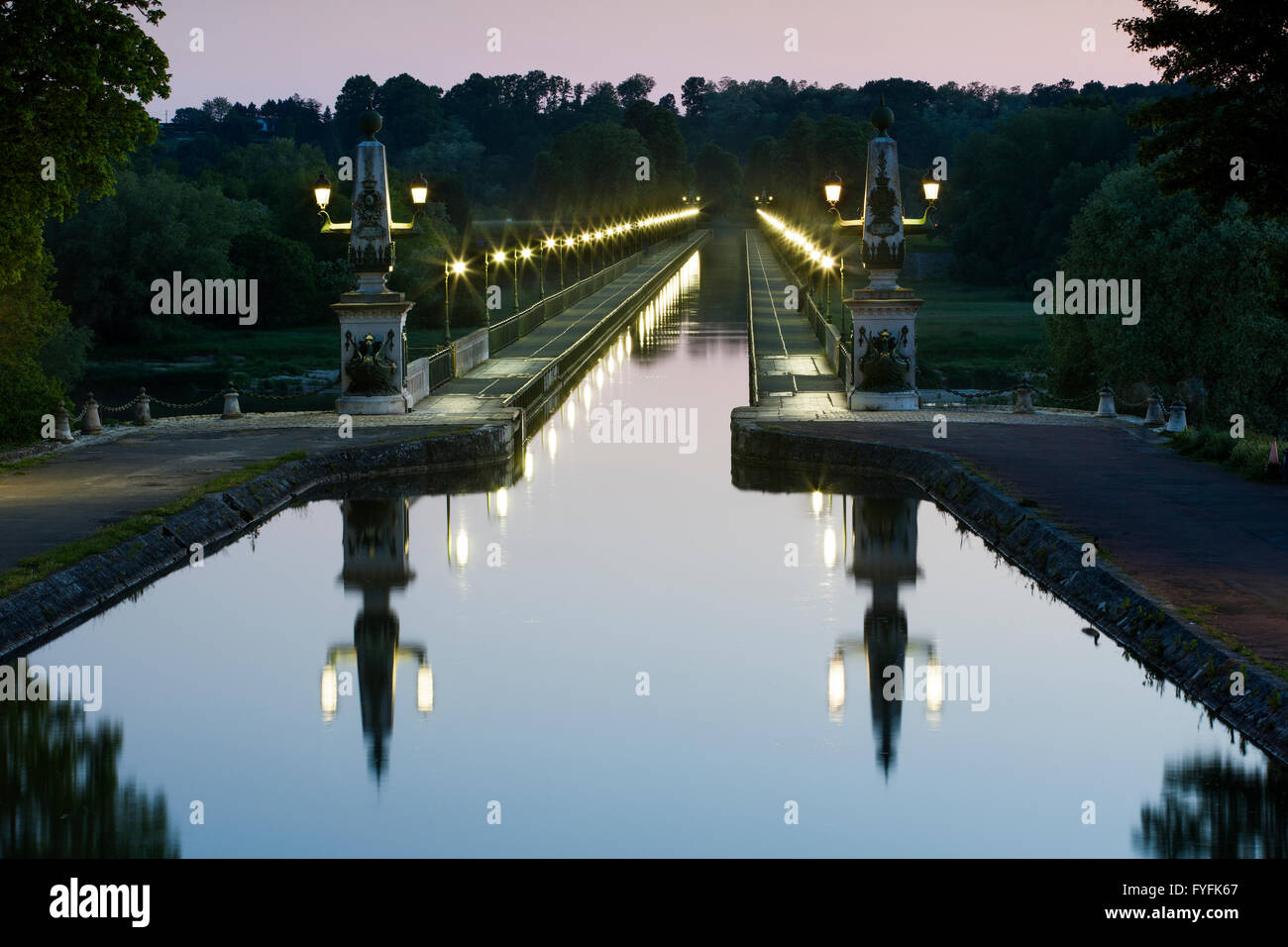 Ponte sul canale, Briare Canal al crepuscolo, dipartimento del Loiret, Center-Val de regione della Loira, Francia Foto Stock