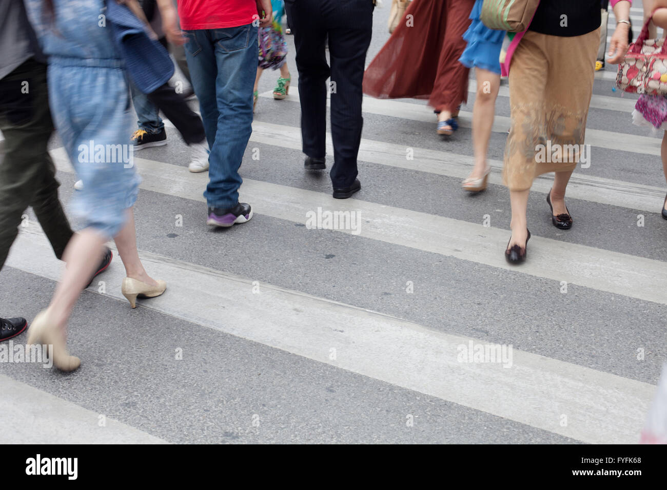 Shopping La gente che camminava sul passaggio pedonale Foto Stock