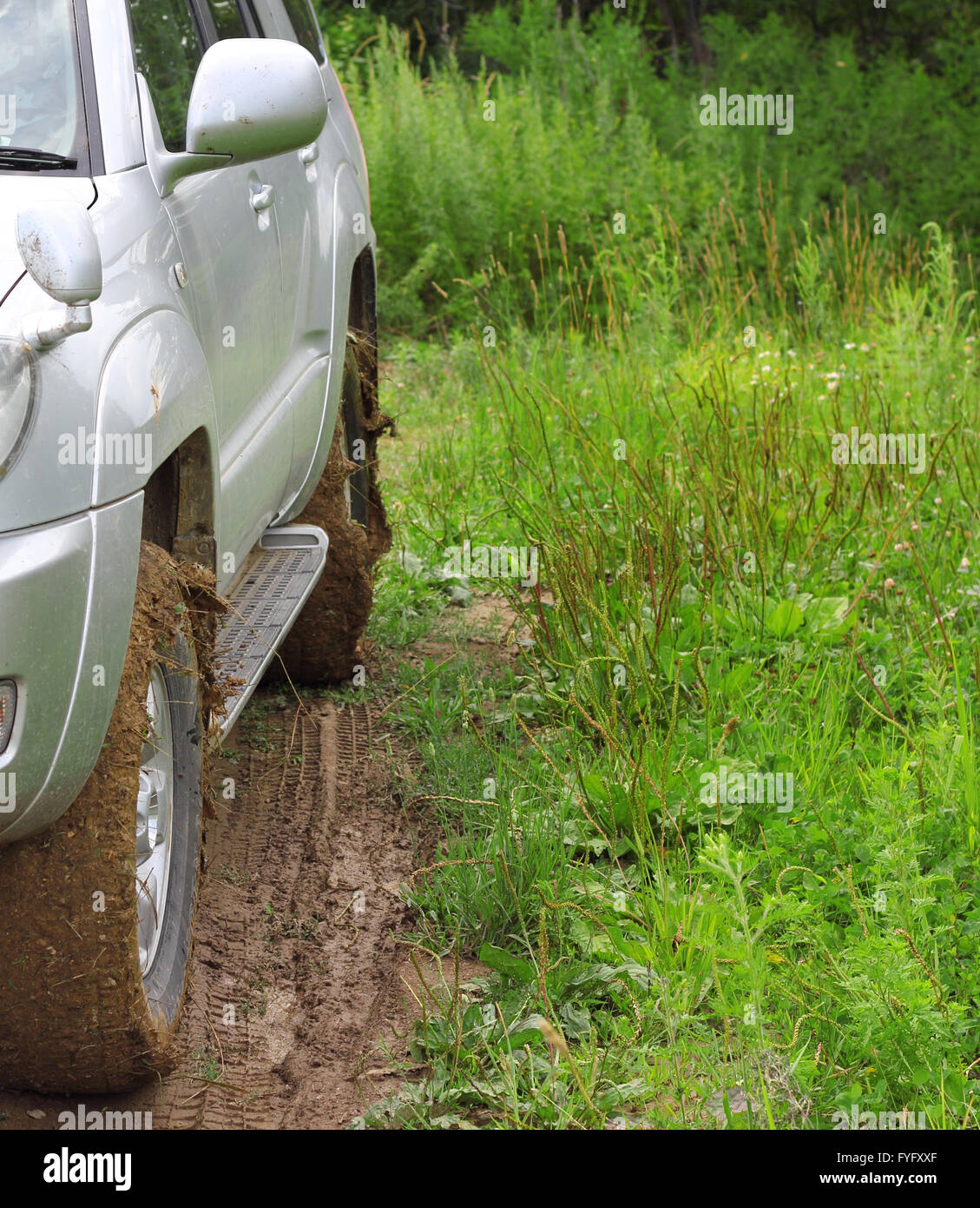 Extreme offroad dietro un irriconoscibile auto nel fango Foto Stock