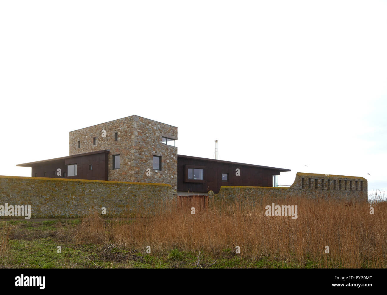 Vista laterale su tutto il campo. Le Petit Fort St Helier, Regno Unito. Architetto: Hudson architetti, 2016. Foto Stock