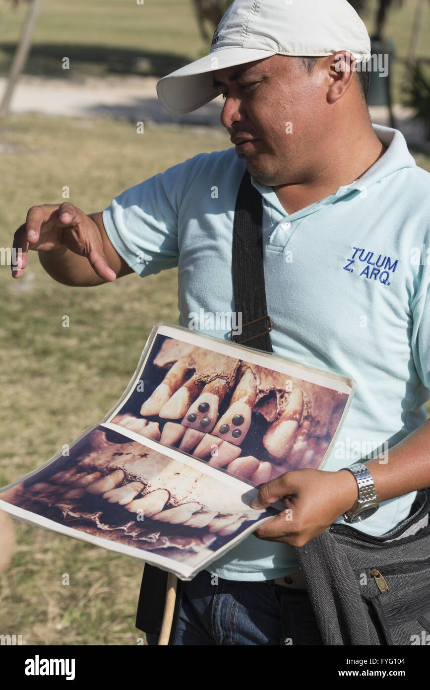 TULUM, Quintana Roo, Messico - 22 febbraio 2016: Locale guida turistica insegna gruppo turistico circa la civiltà Maya Tulum Foto Stock