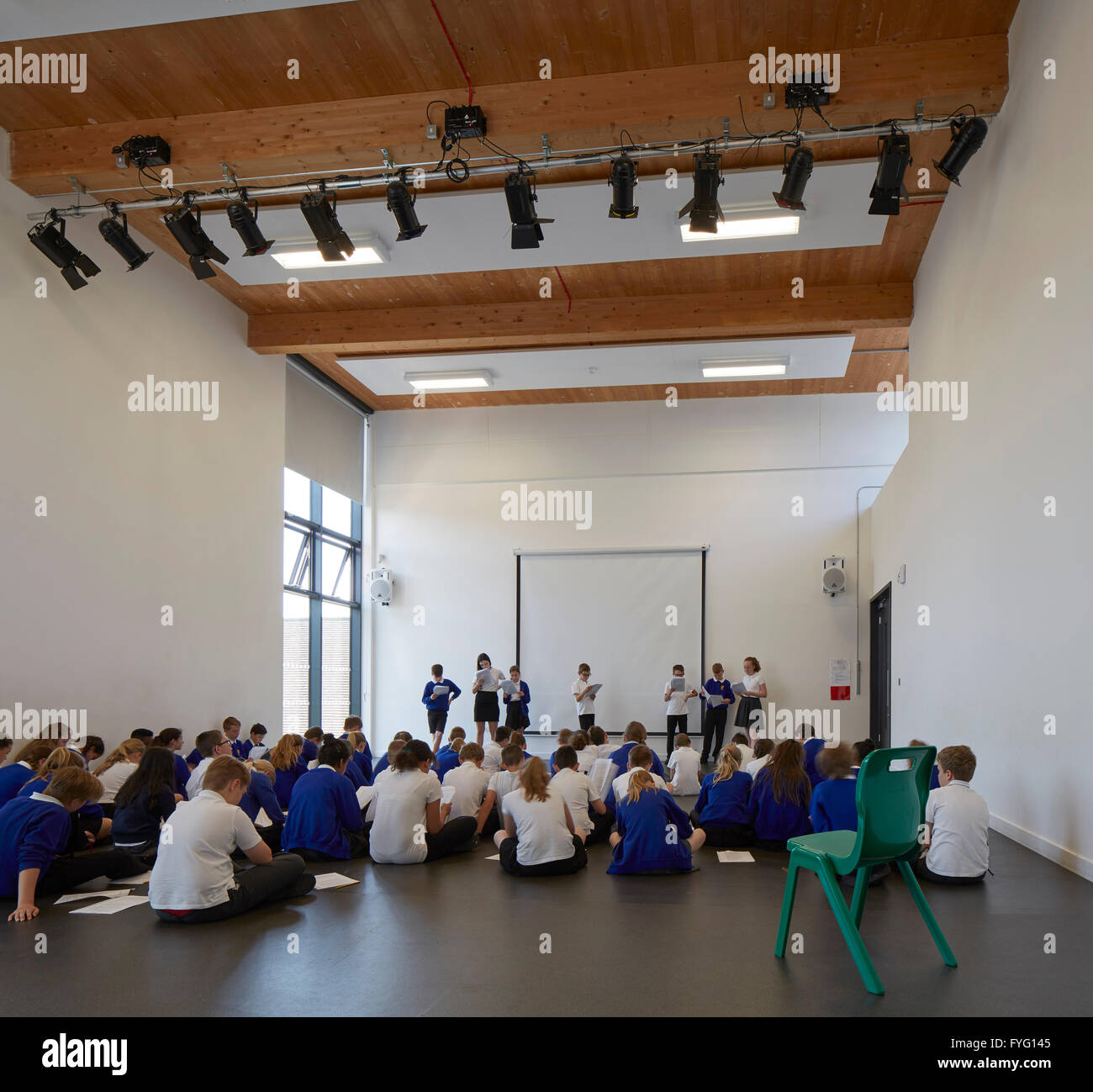 Sala polivalente durante la sessione di scuola. Scuola Branfil, Upminster, Regno Unito. Architetto: Walters e Cohen Ltd, 2015. Foto Stock