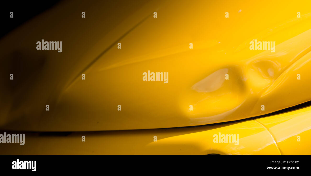 Vecchia auto rovinata corpo vettura, colore giallo Foto Stock