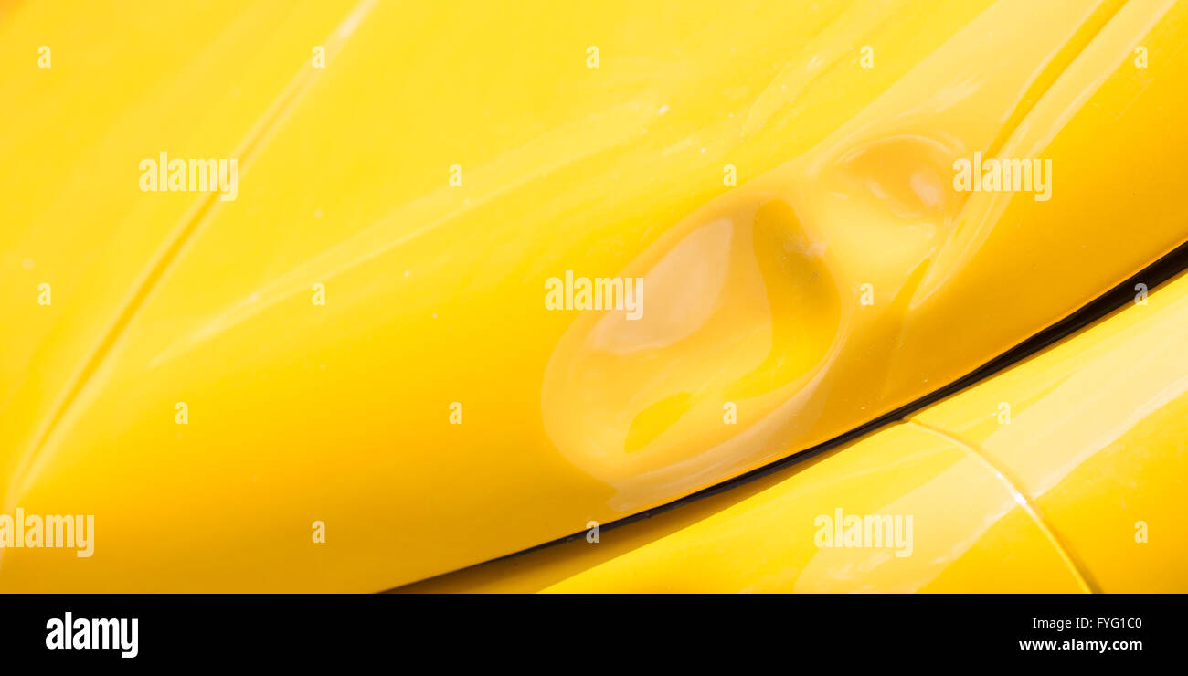 Vecchia auto rovinata corpo vettura, colore giallo Foto Stock