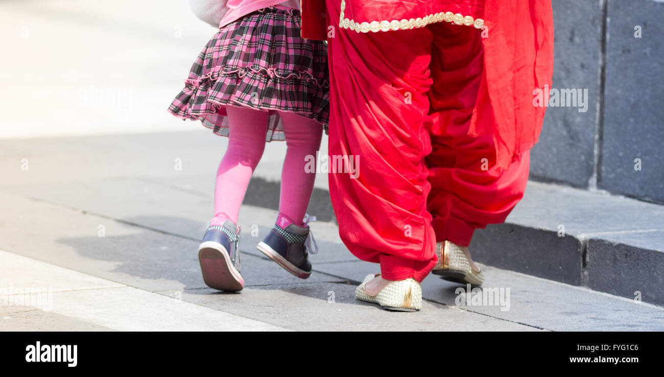 People shopping outdoor in strada, concetti urbani Foto Stock