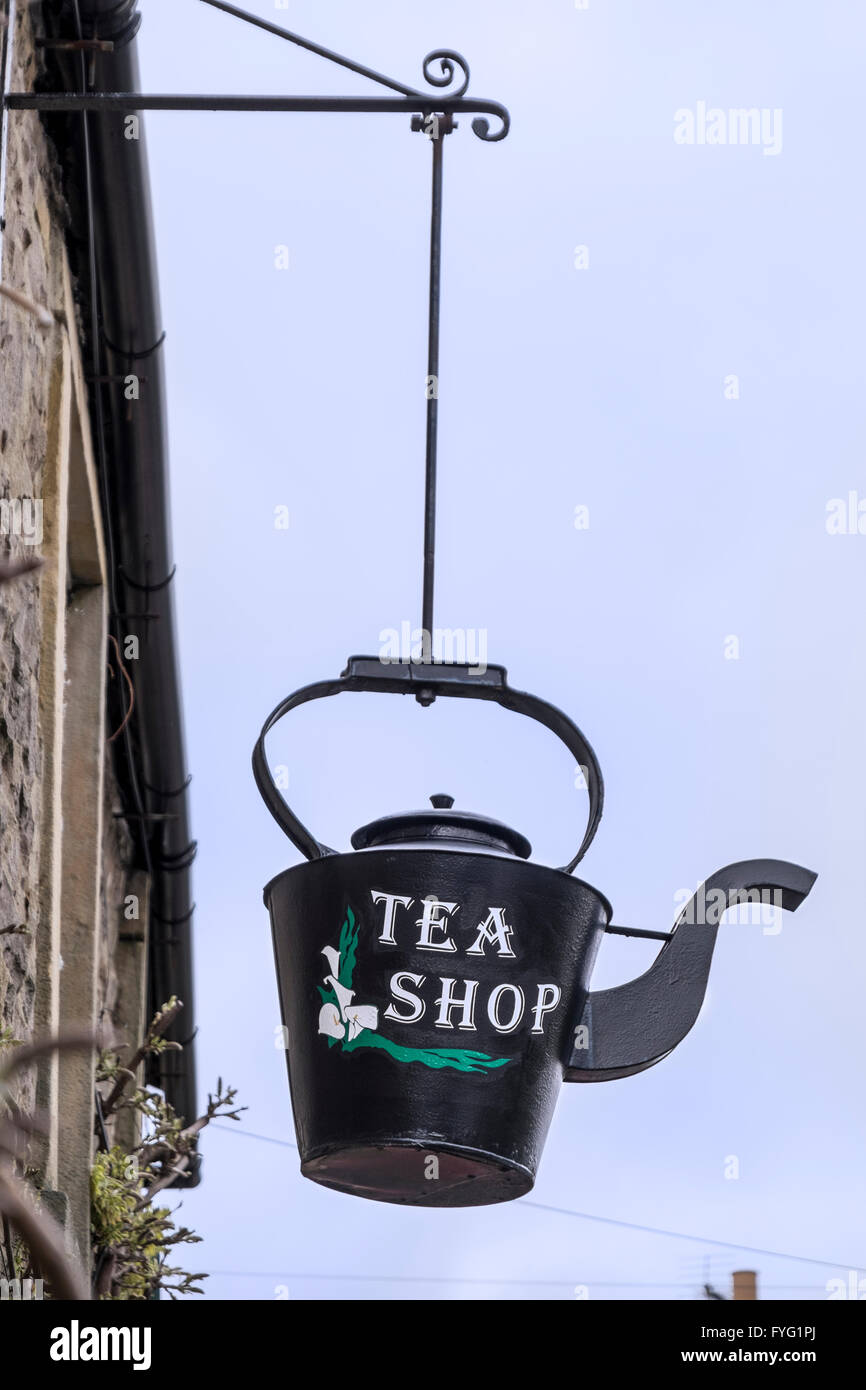 Bollitore firmare al di fuori di un negozio di tè in Muker Swaledale, Yorkshire Foto Stock