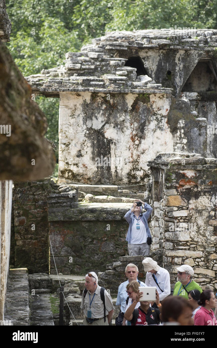 In Chiapas Palenque, Messico - 2 Marzo 2016: gruppo di turisti scattare foto e godere della vista di Palenque sito archeologico Foto Stock