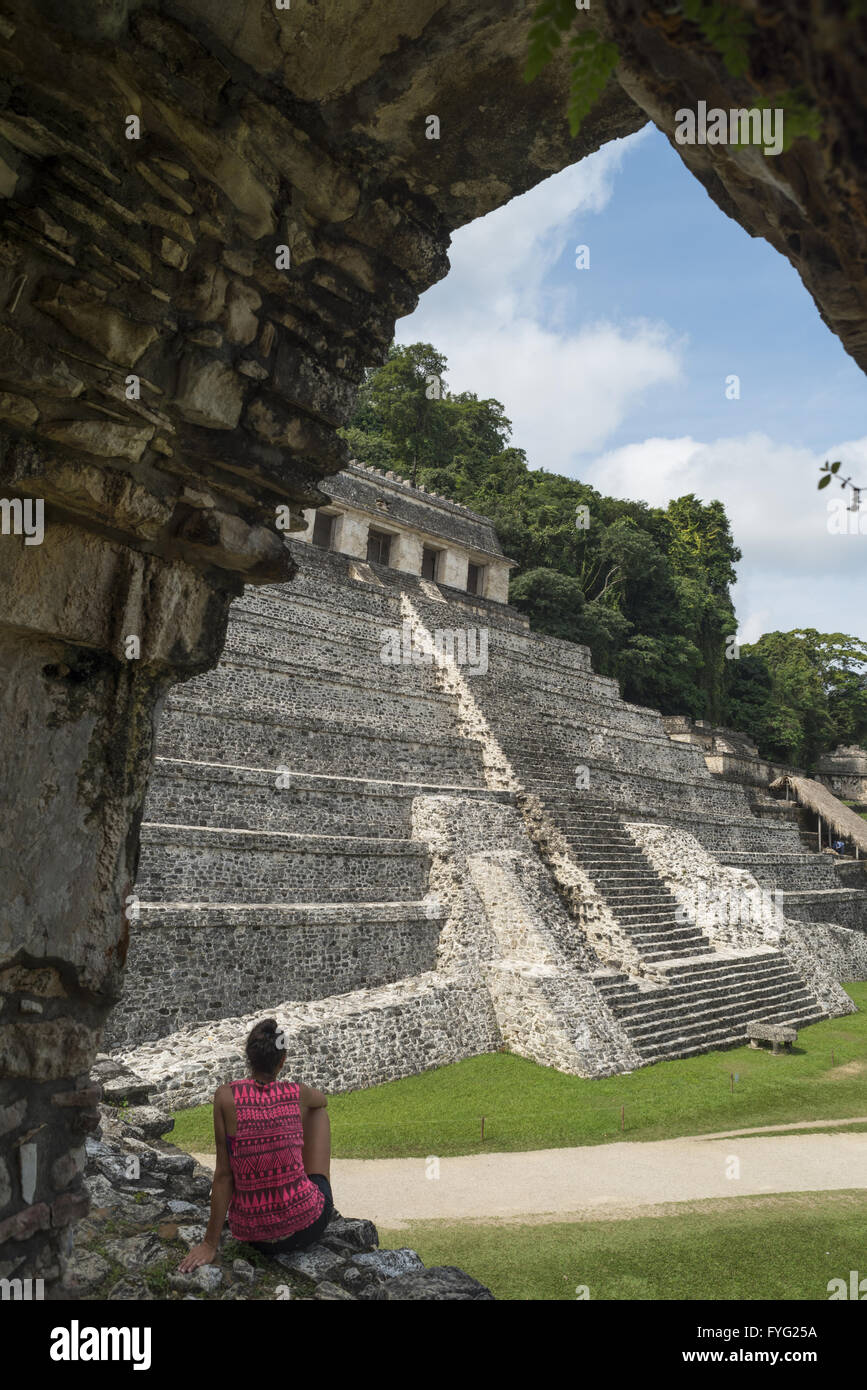 In Chiapas Palenque, Messico - 2 Marzo 2016: Donna si gode della vista del Tempio delle iscrizioni a Palenque sito archeologico, Foto Stock