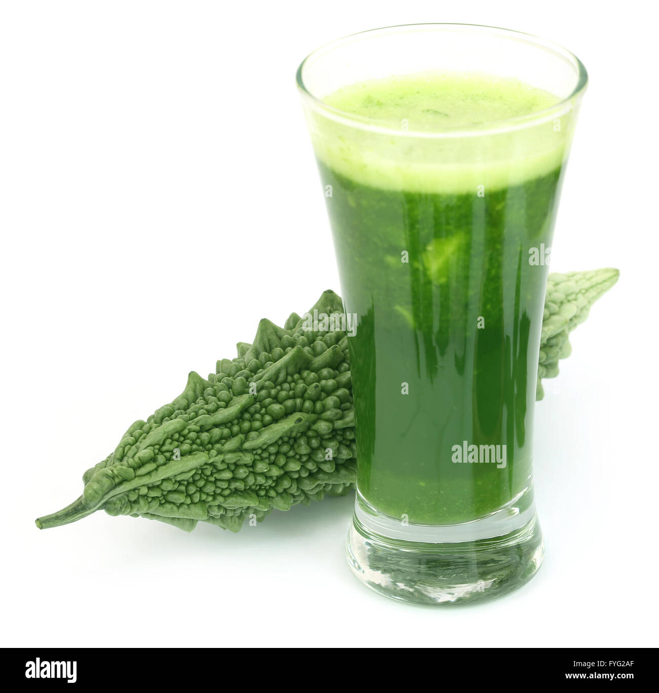Succhi di frutta a base di erbe di momodica verdi su sfondo bianco Foto Stock