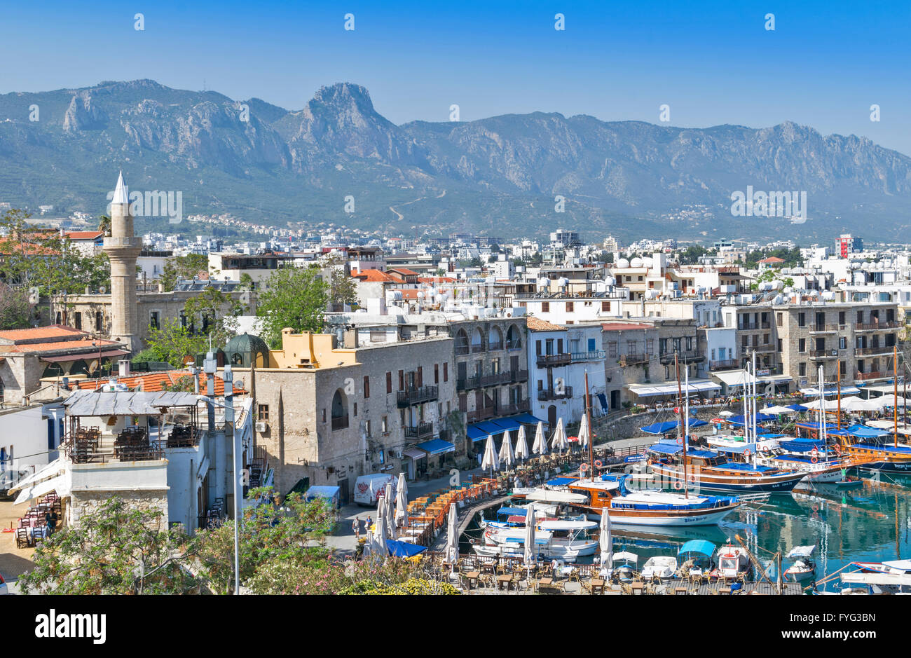 Cipro Nord KYRENIA la circolare del porto con barche e minareto della moschea Foto Stock