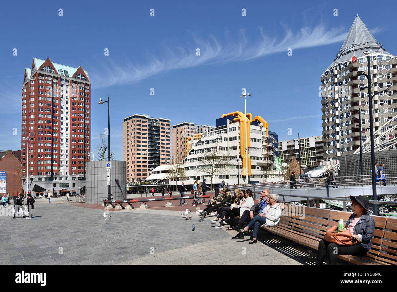 Blaak square Rotterdam Paesi Bassi Biblioteca Centrale e il Residence Torre Foto Stock