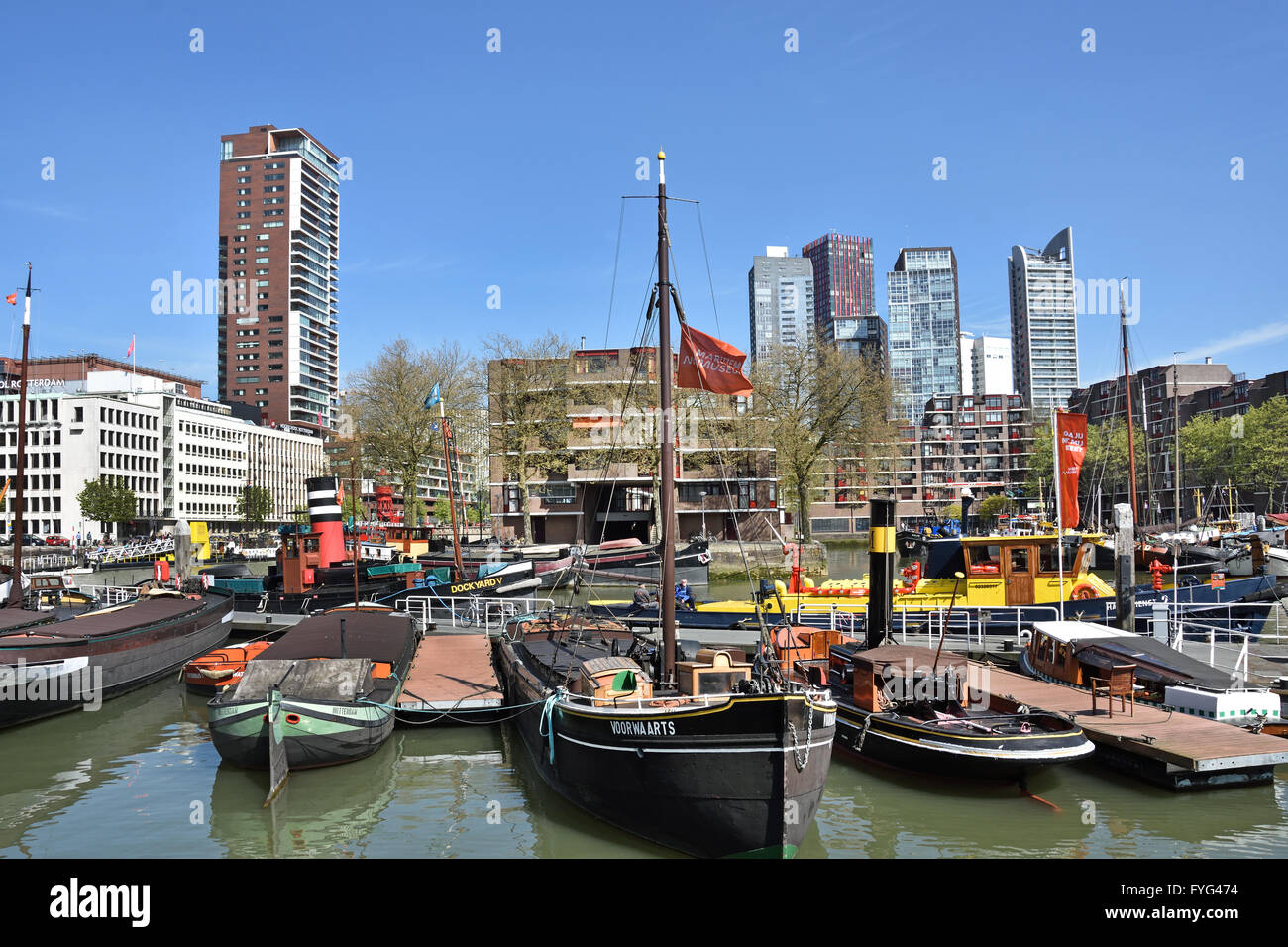 Il Museo Marittimo ( Leuvehaven ) Rotterdam Paesi Bassi olandese Old Port Harbour ( Sfondo Hogeschool Rotterdan ) Foto Stock