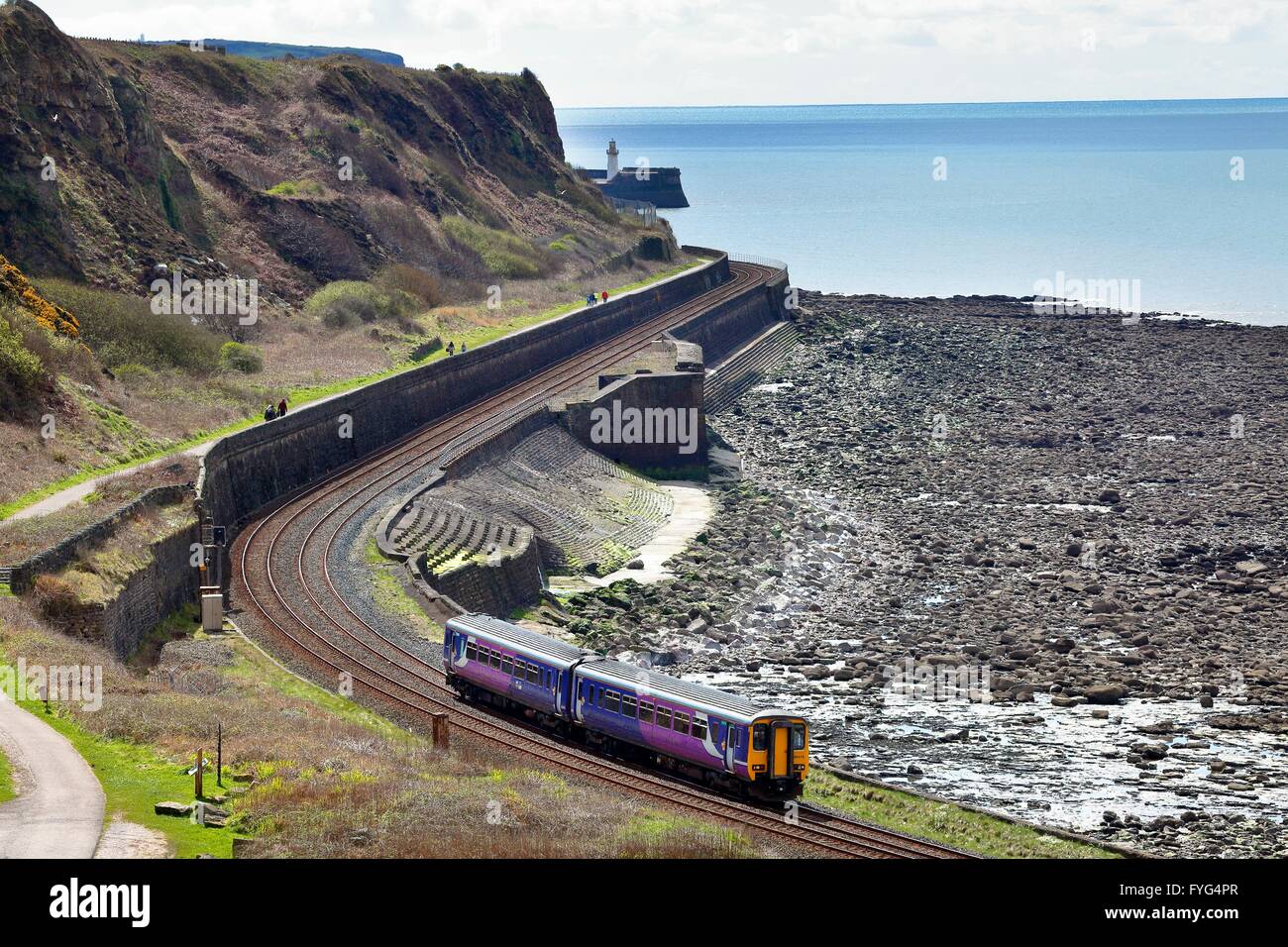 Rampa settentrionale Sprinter treno. Tanyard Bay, Parton, Whitehaven, Cumbria, England, Regno Unito, Europa. Foto Stock