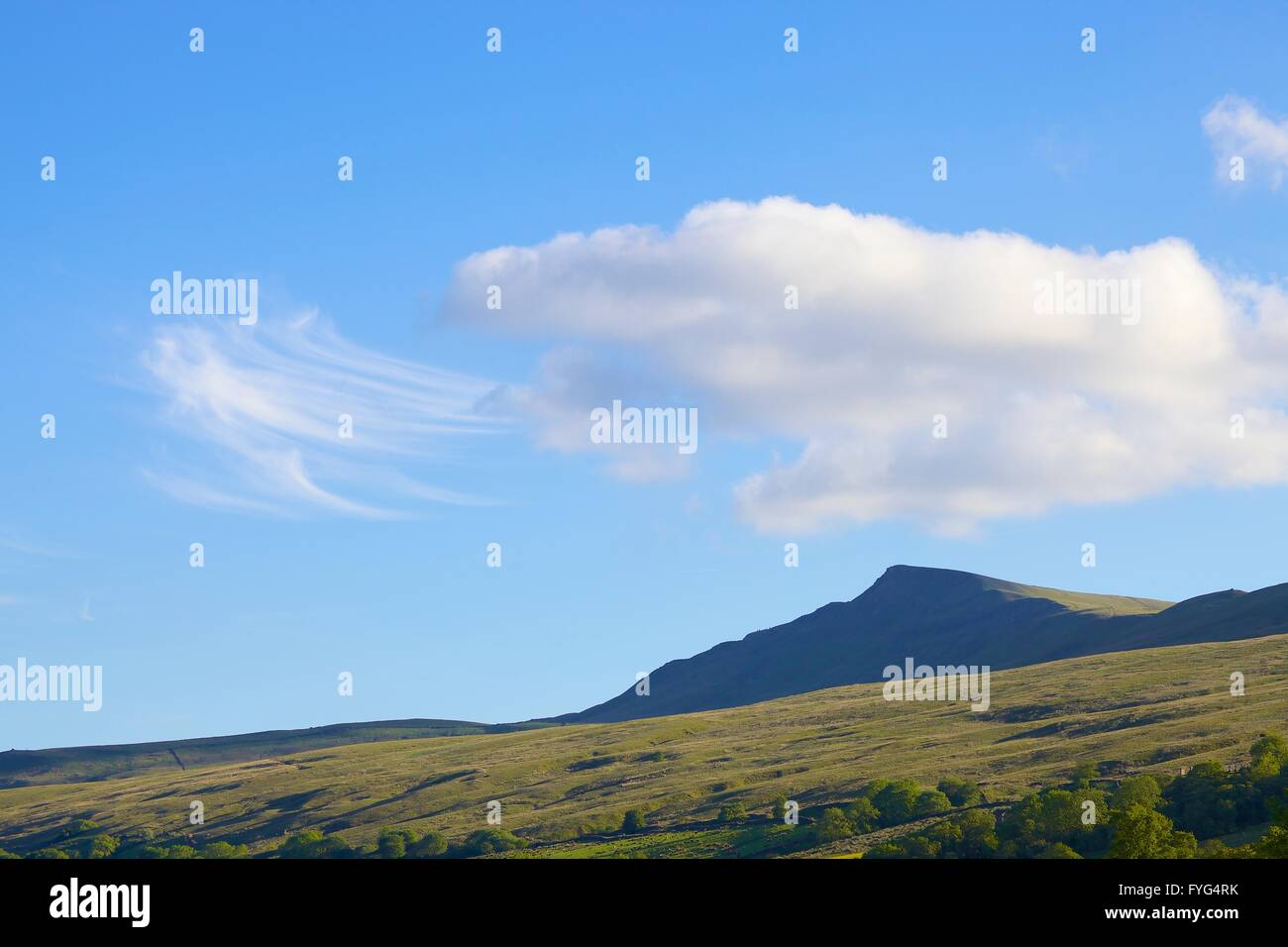 Cirrus uncinus e cumuli di nuvole. Il cinghiale è sceso, Mallerstang, Kirkby Stephen, Superiore Eden Valley, Cumbria, Inghilterra, Regno Unito. Foto Stock