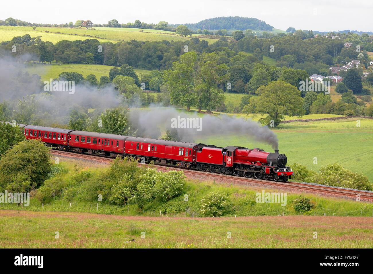 Locomotiva a vapore LMS Giubileo 45699 Classe Galatea vicino a basso legno Baron Farm, Armathwaite, Eden Valley, Cumbria, arrivino a Carlisle Foto Stock
