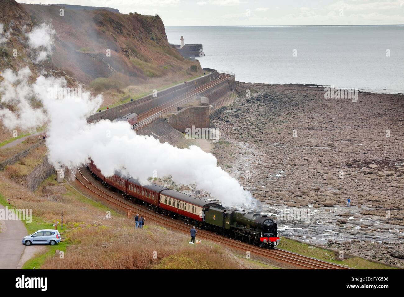 Treno a vapore LMS Royal Scot classe 7P 4-6-0 46100 Royal Scot. Tanyard Bay, Parton, Whitehaven, Cumbria, Inghilterra, Regno Unito. Foto Stock