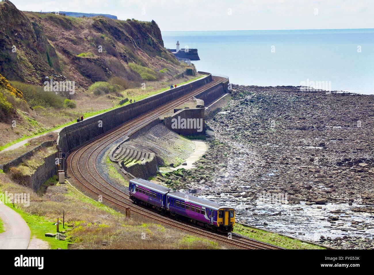 Rampa settentrionale Sprinter treno. Tanyard Bay, Parton, Whitehaven, Cumbria, England, Regno Unito, Europa. Foto Stock