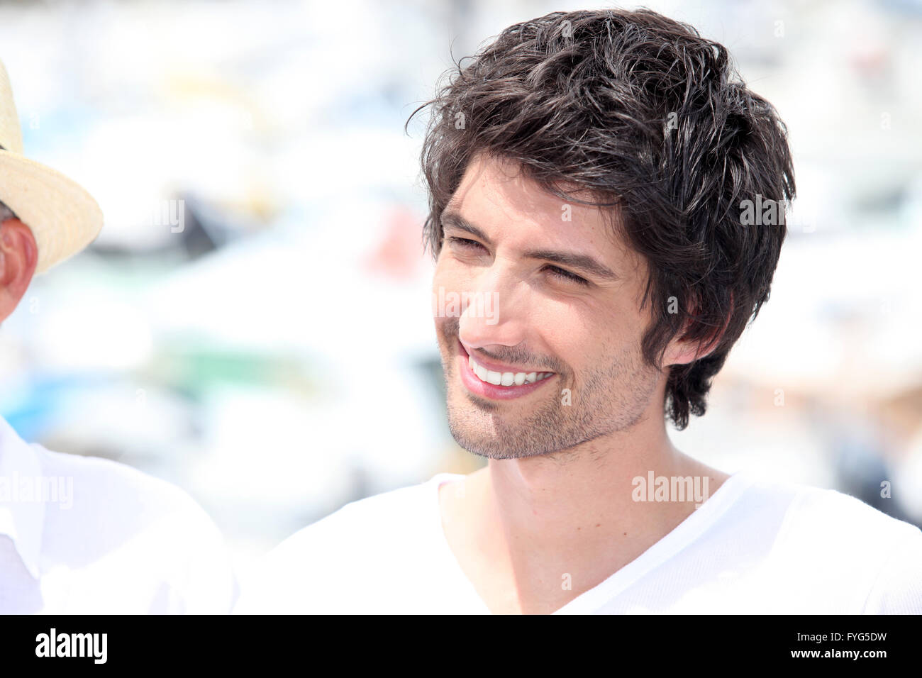 Dai capelli scuri uomo in bianco t-shirt si fermò all'aperto Foto Stock