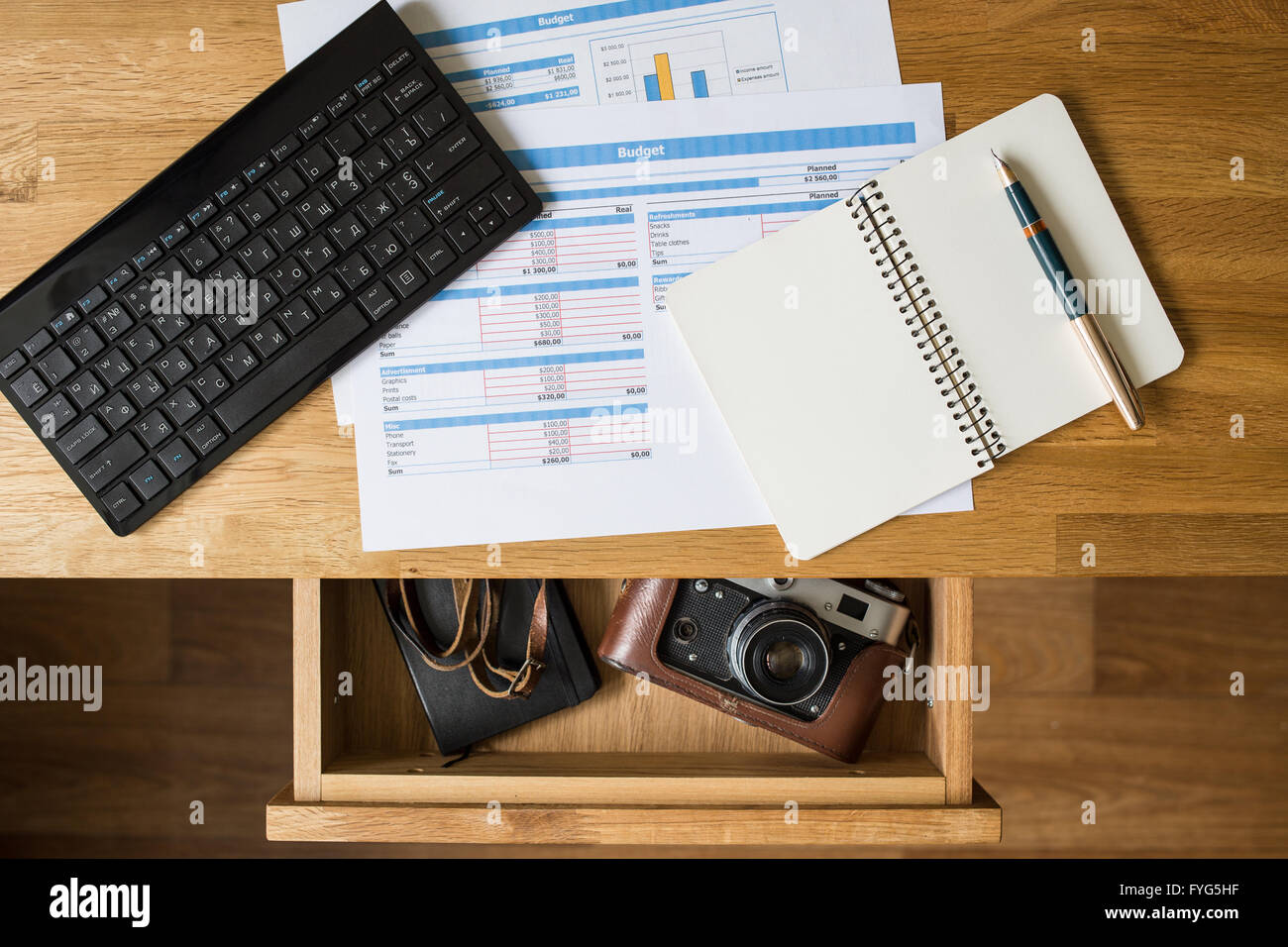 Vista superiore scrivania con account e tastiera wireless su di essa e la  vecchia macchina fotografica con notebook nel cassetto aperto. Sognando il  concetto Workplace Foto stock - Alamy