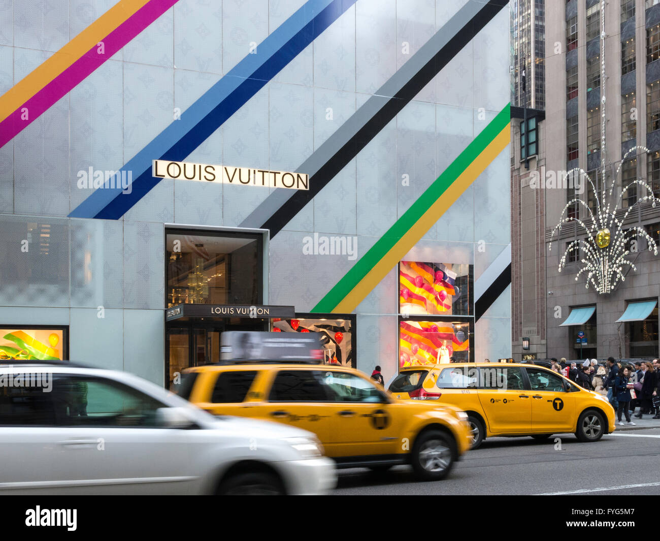 Negozio Louis Vuitton facciata con decorazioni di vacanza, NYC Foto Stock