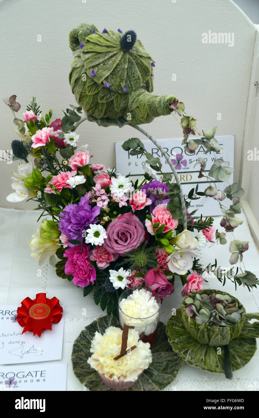 Best in Show arte floreale Design intitolato "Il tè del pomeriggio" sul display in corrispondenza della molla di Harrogate Flower Show. Yorkshire Regno Unito. Foto Stock