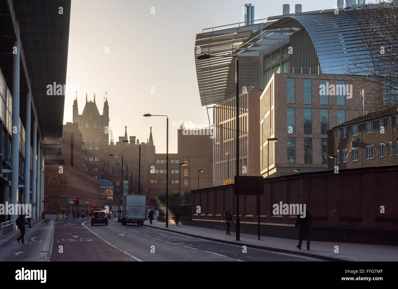 Londra, Inghilterra - 9 Dicembre 2015: Sunrise a St Pancras sul nuovo Francis Crick Institute, un £660 milioni mi multidisciplinari Foto Stock