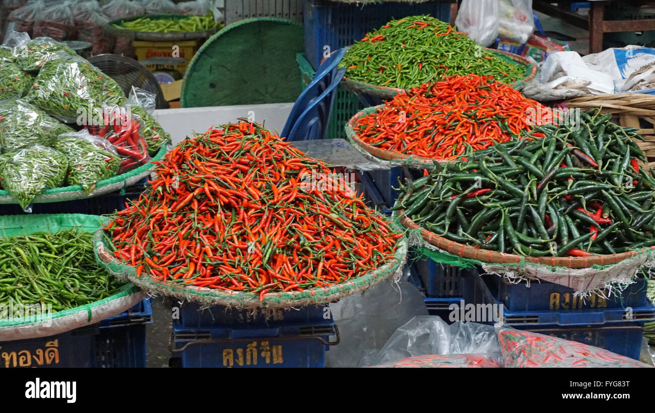 Asian street food con verdure fresche Foto Stock