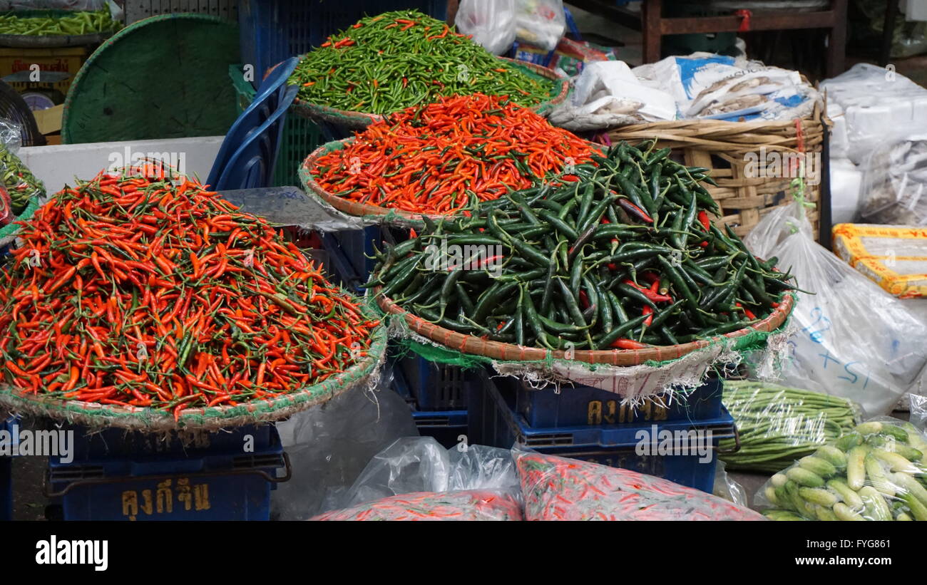 Asian street food con verdure fresche Foto Stock