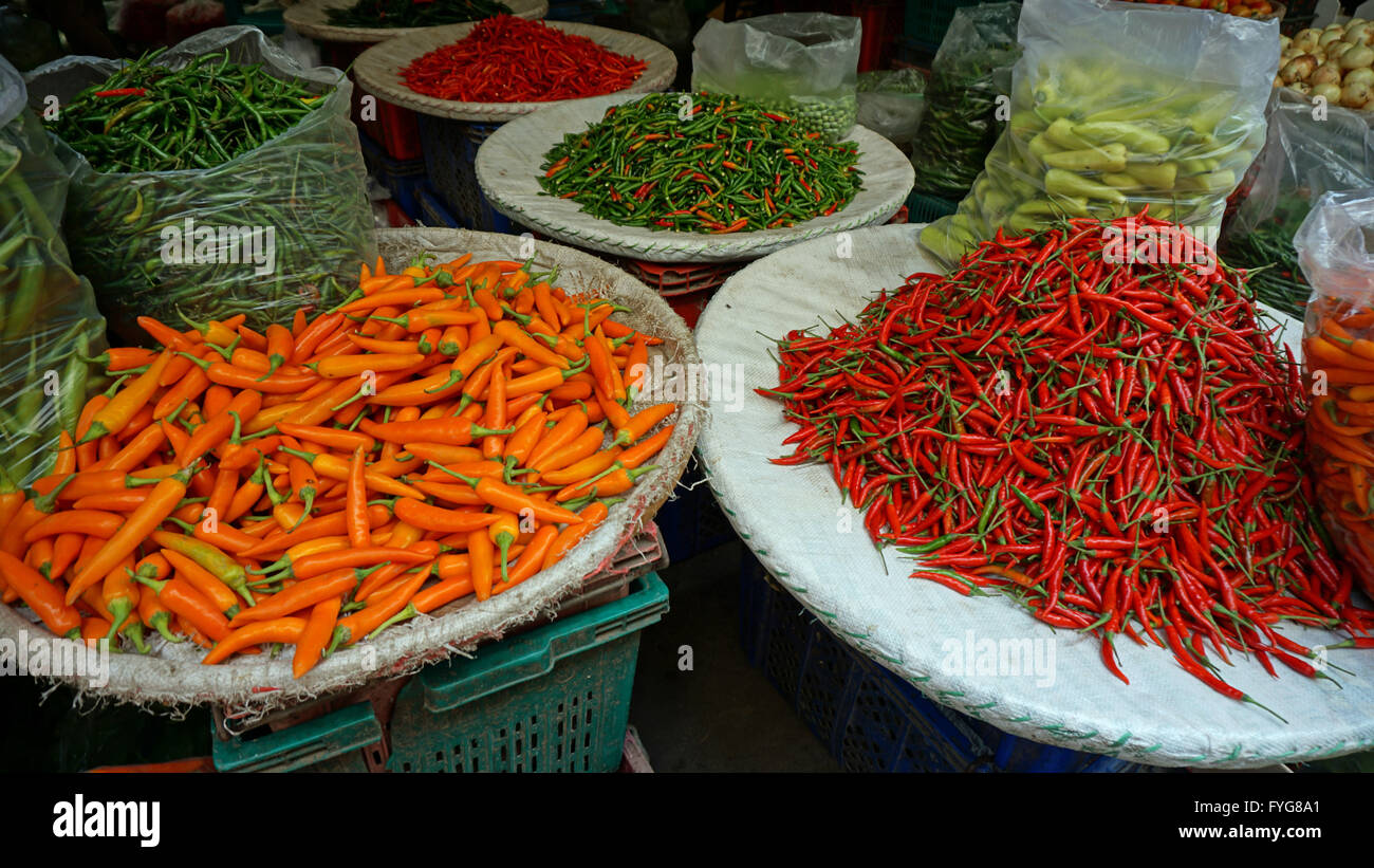 Asian street food con verdure fresche Foto Stock