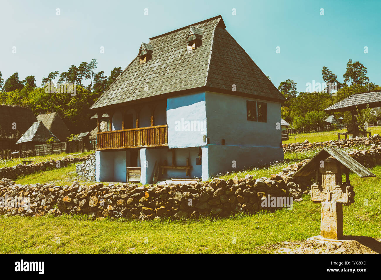 Il vecchio villaggio rumeno in vista delle montagne dei Carpazi Foto Stock