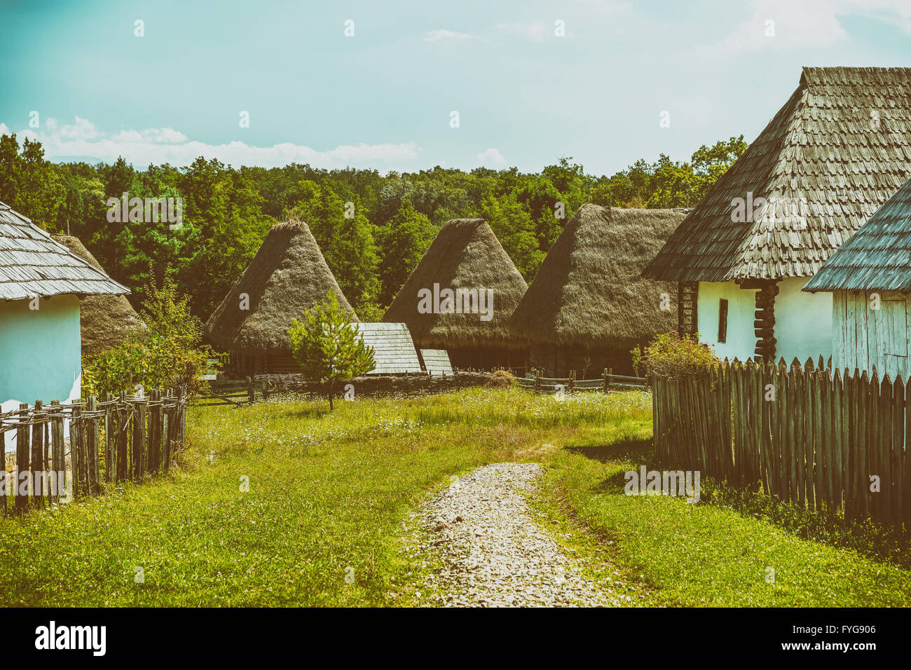 Il vecchio villaggio rumeno in vista delle montagne dei Carpazi Foto Stock