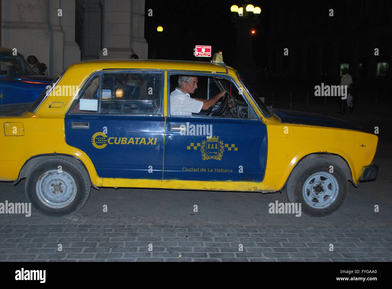 Un cubano uomo alla guida di un taxi a l'Avana, Cuba Foto Stock