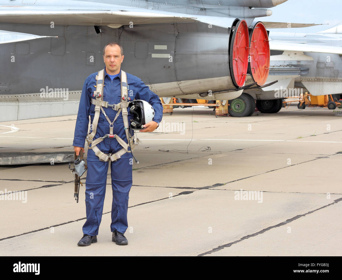 Pilota militare in un casco in prossimità dell'aeromobile Foto Stock