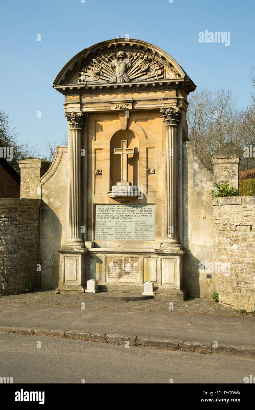 Memoriale di guerra nel villaggio di Lacock, Wiltshire, Inghilterra, Regno Unito Foto Stock
