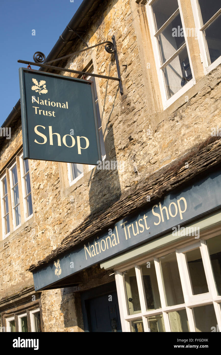 Il National Trust shop nel villaggio di Lacock, Wiltshire, Inghilterra, Regno Unito Foto Stock