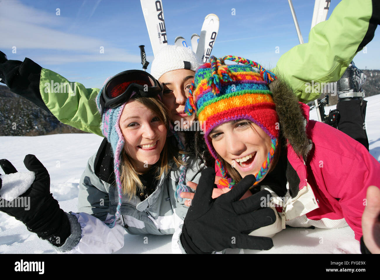 Tre amici in posa nella neve con attrezzatura da sci Foto Stock