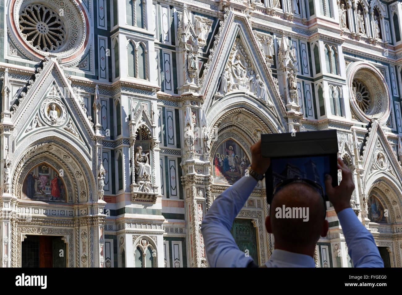 Uomo di scattare una foto con Ipad del Duomo di Firenze, il Duomo di Santa Maria del Fiore con la cupola del Brunelleschi, Foto Stock