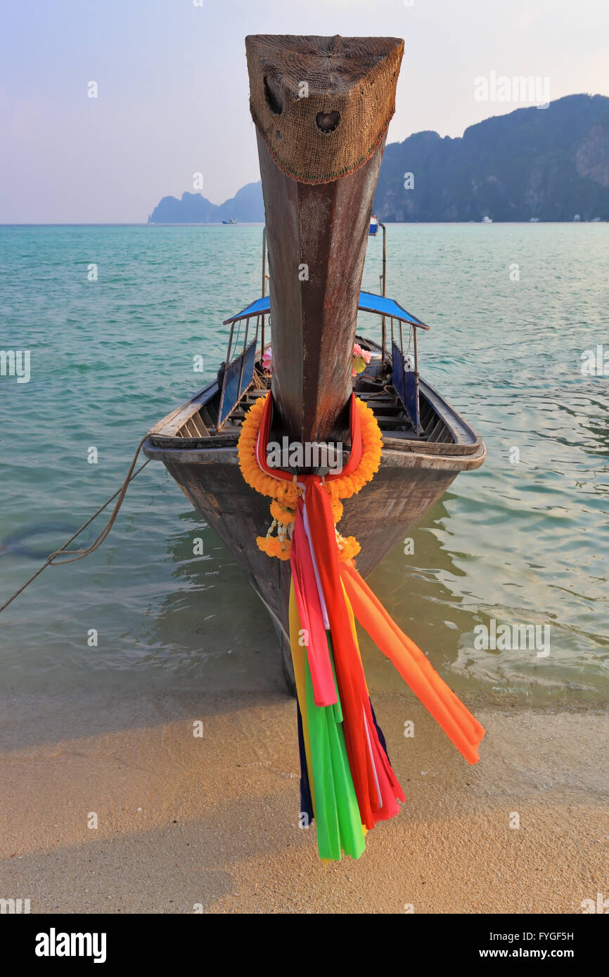 Orange Thai Tourist barca ormeggiata sulla spiaggia Foto Stock