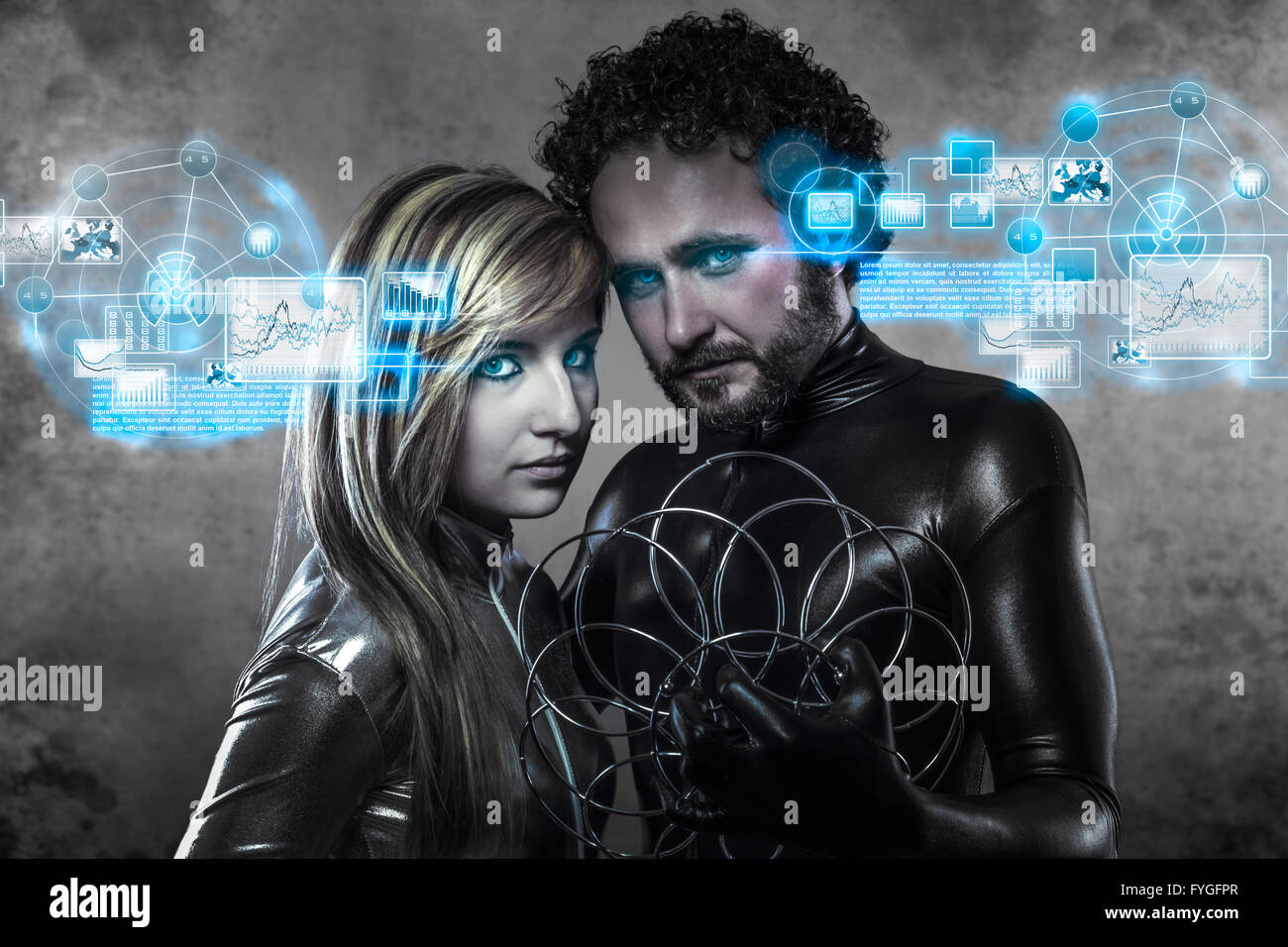 Coppia di amanti del futuristico, in lattice vestito. Nero e argento Foto Stock