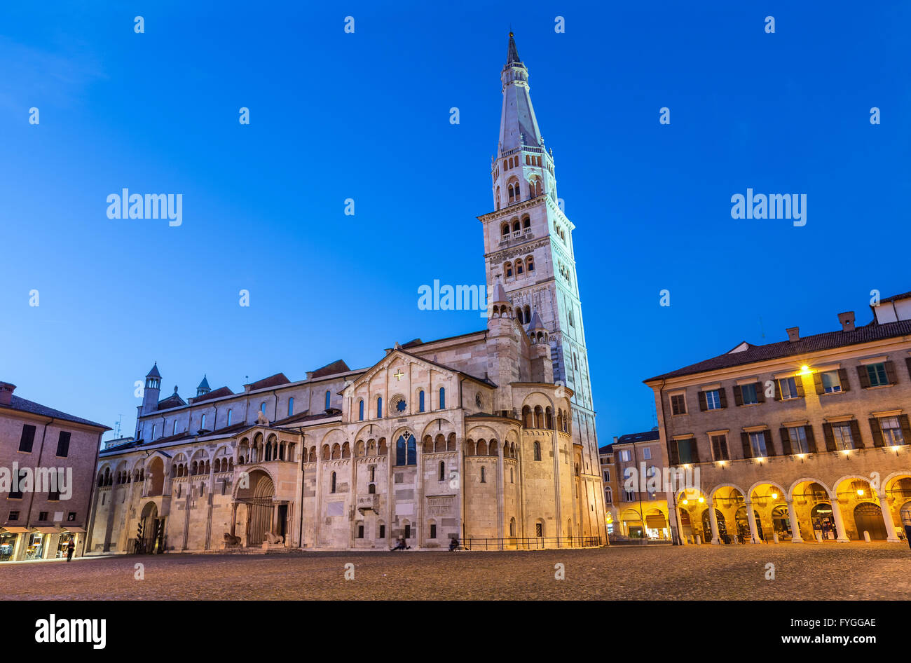 Sera vista sul Duomo di Modena con la torre Ghirlandina si trova su Piazza Grande, Modena, Emilia Romagna, Italia Foto Stock