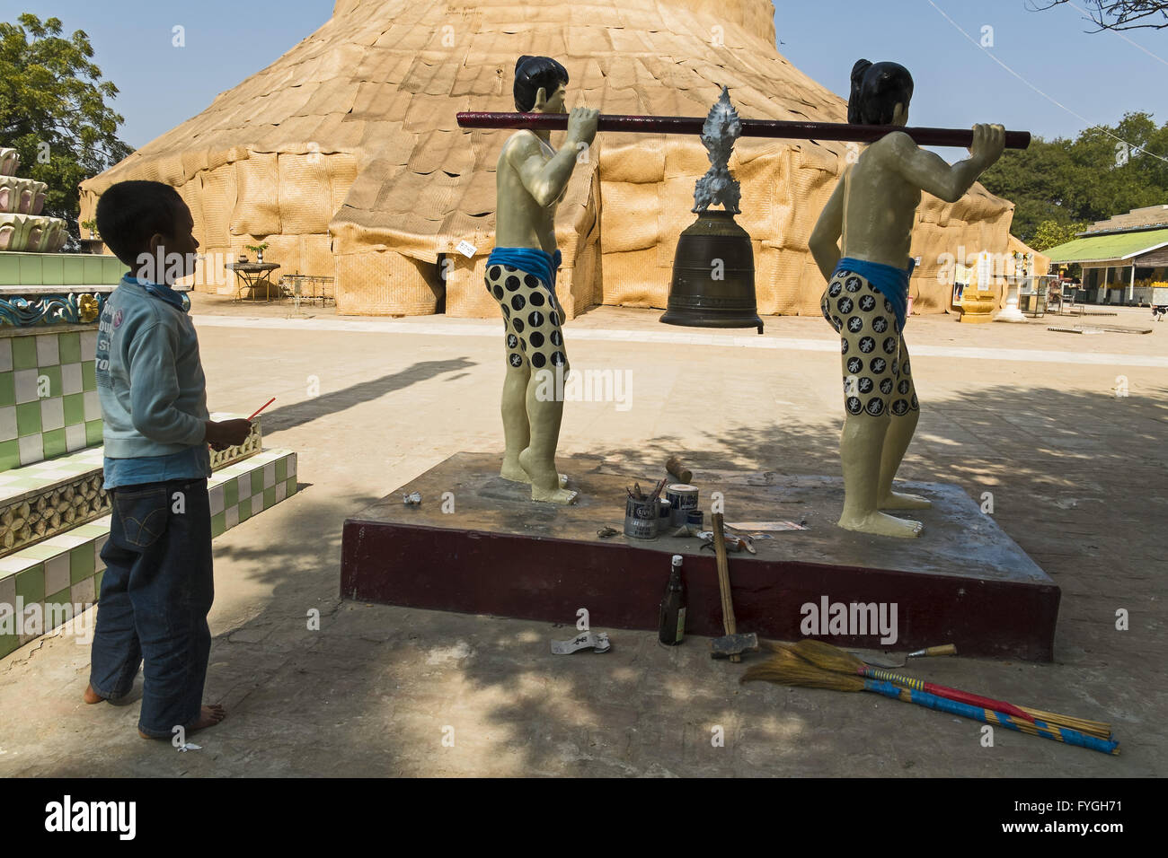 Campana di fronte Lawkananda Pagoda, Nuova Bagan Foto Stock